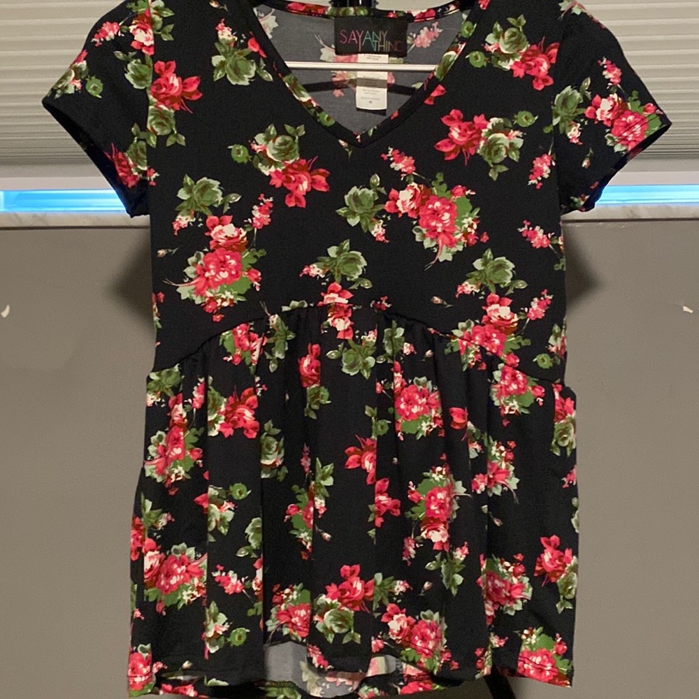 NWOT size medium. Floral short sleeve